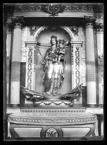 Statue de Notre-Dame-Libératrice et ex-voto à Salins.