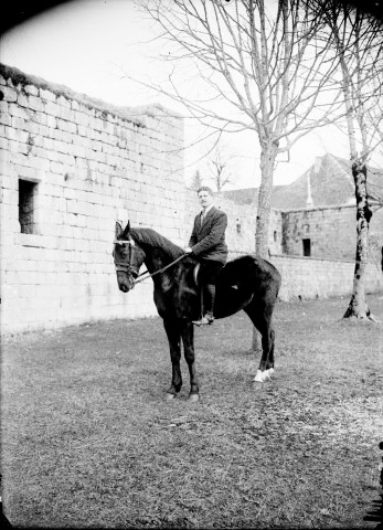 Homme sur un cheval. Monsieur Fournier, Notaire