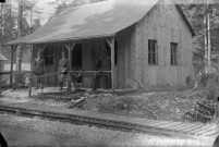 Deux militaires canadiens devant leur baraquement