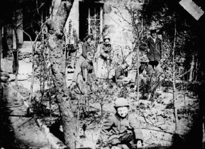 Femmes et enfants dans un jardin