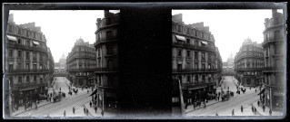 Attelage dans une rue passante à Lyon, l'Hôtel-Dieu en arrière-plan.
