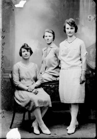 Trois femmes Eugène Ferreux. Esserval