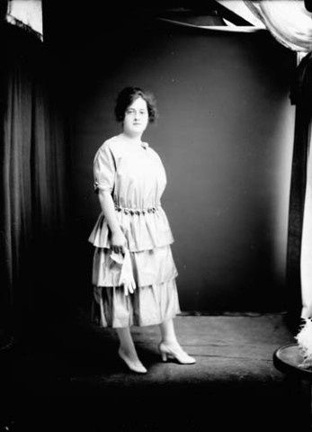 Mademoiselle Tuynel, institutrice. Communailles