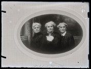 Portrait des trois sœurs Coutemoine, Mathilde, Anne et Agathe, reproduction d'un cliché de P. Aubert, photographe à Lons-le-Saunier.
