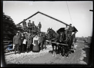Soldats canadiens à Vers-en-Montagne pour l'exploitation des bois de la Fresse : soldats et officiers du Canadian Forestry Corps posant accompagnés du chef de gare de Vers-en-Montagne et de sa femme.