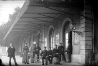 Huit agents des chemins de fer devant la gare
