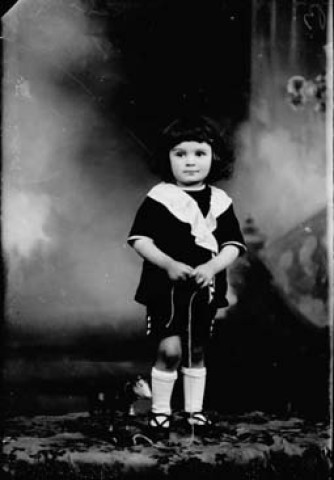 Enfant Jeannin avec un jouet. Longcochon