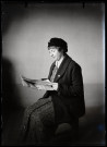Portrait d'Agathe Rameaux, assise, lisant le journal.