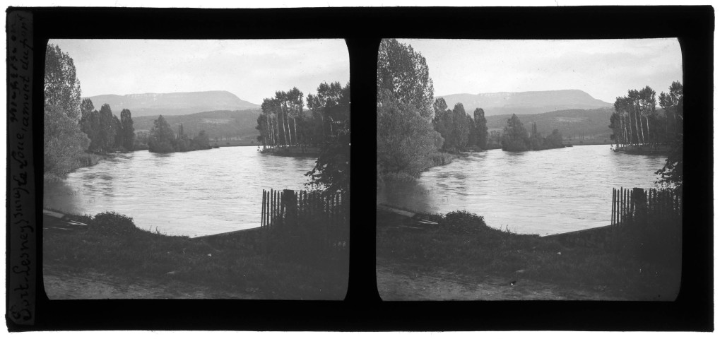 La Loue en amont du pont de Port-Lesney.