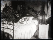 Portrait d'une femme âgée sur son lit de mort.