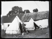 Soldats canadiens à Vers-en-Montagne pour l'exploitation des bois de la Fresse : militaire devant une tente près de la maison d'Agathe Coutemoine