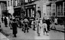 Enfants devant la poste. Nozeroy