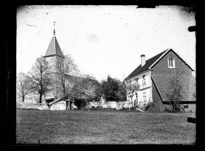 Eglise Saint-Laurent et presbytère à Vers-en-Montagne, vue prise depuis un pré.