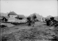Homme avec ses boeufs au milieu du village
