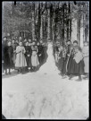 Groupe de jeunes filles posant près de leur chien de neige dans le parc de l'école Saint-Laurent de Vers-en-Montagne.