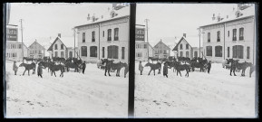 Hommes et chevaux dans la neige devant le bâtiment des Postes et télégraphes.