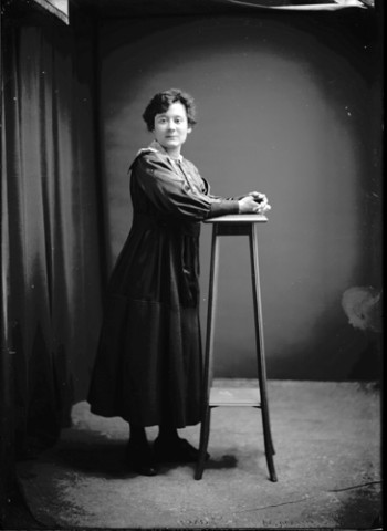 Une femme Cammas. Paris