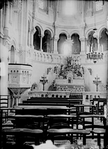 Reproduction. Intérieur d'une église