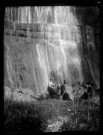 Cascades du Hérisson, un groupe de femmes se repose au bas de la cascade de l'Éventail.