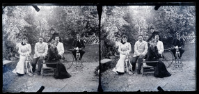 Trois femmes et trois hommes assis en extérieur avec bicyclette et chevaux à roulettes.