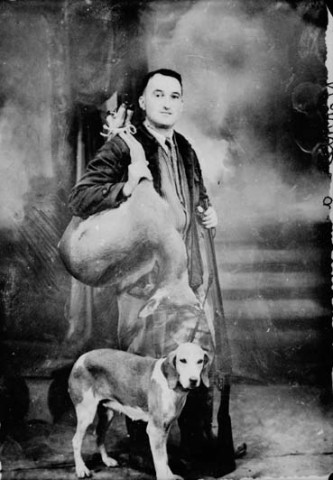 Chasseur avec son chien et son gibier. Vernier