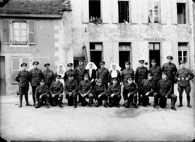 Militaires et infirmières canadiens devant l'hopital