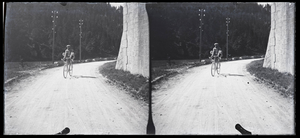 Homme à bicyclette, les pieds sur le guidon.