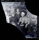 Portrait de trois femmes et d'un jeune garçon, Mathilde Coutemoine est entourée.