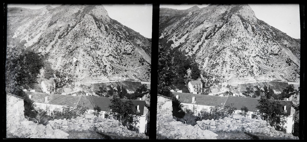 Paysage de montagne et toitures de bâtiments à Prats-de-Mollo.