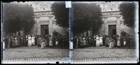 Mariage de Jean Rameaux et Renée Vareille à l'église de Romainville le 10 août 1922. Beaucoup de badauds attendent la sortie de la noce.