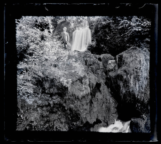 Homme près d'une cascade.