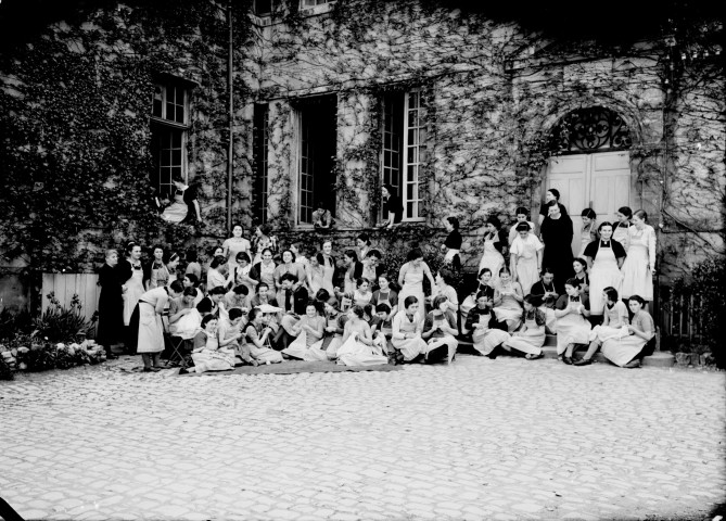 Ecole de jeunes filles à Dijon, Mlle Gaullet. Cours de tricot et broderie