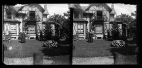 Maison à pans de bois de Port-Lesney (pavillon de Madame Decoeur), quatre personnes posent dans le jardin.