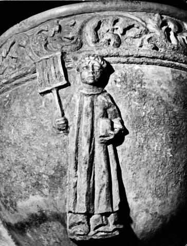 Eglise : Bas relief d'un bénitier représentant saint Laurent et son gril.