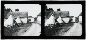 Soldats canadiens à Vers-en-Montagne pour l'exploitation des bois de la Fresse : camp de tentes près de la maison d'Agathe Coutemoine.