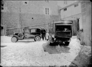 Gendarmes faisant un constat. Doye
