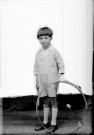 Un enfant avec un cerceau