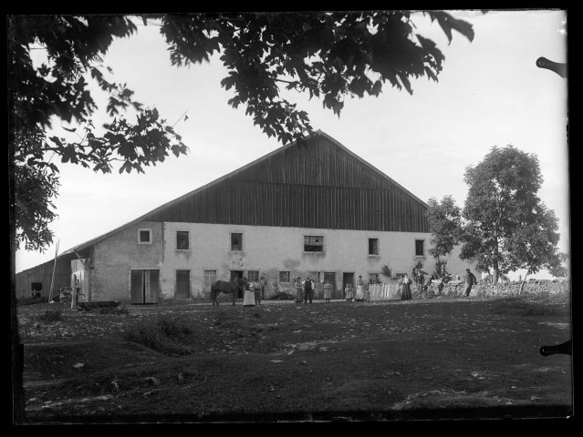 Ferme comtoise dans le Haut-Doubs, la famille d'un "montagnon", paysan qui vit de l'élevage dans une zone élevée à l'hiver rude et long, prend la pose.