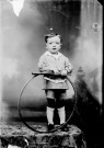 Un enfant V. M. avec un cerceau. Onglières