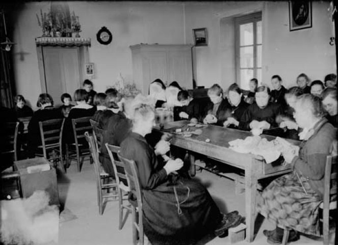 Cours de tricot à l'Asile du Sacré-Coeur de Marsonnas. Aromas