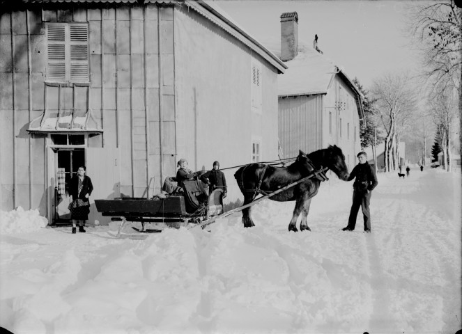 Personnes dans un traîneau sur la neige