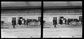 Personnes avec un chien à côté d'une voiture attelée devant une maison de la Chaux-de-Gilley, au haut du mur recouvert d'un assemblage de tuiles posées à la manière traditionnelle des tavaillons en bois.