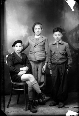 Trois enfants. La Latette