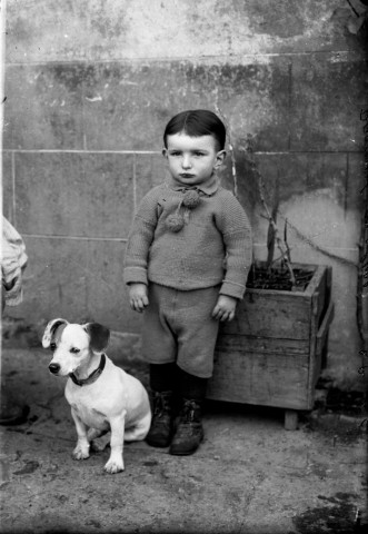 Enfant P. avec un chien. Molpré