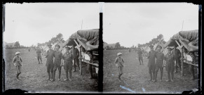 Soldats canadiens à Vers-en-Montagne pour l'exploitation des bois de la Fresse : enfant et militaires devant les cuisines du camp de tentes près de la ferme du Parc.