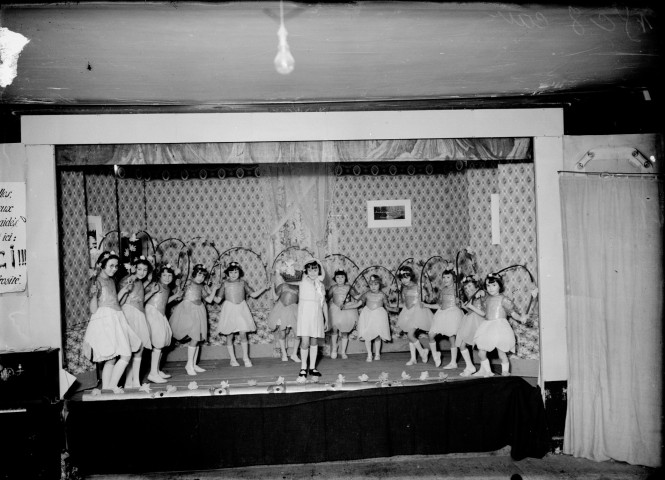 Enfants effectuant une danse