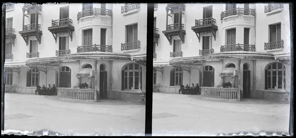 Groupe assis à la terrasse d'un bâtiment à Prats-de-Mollo.