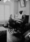 Jeune fille au piano
