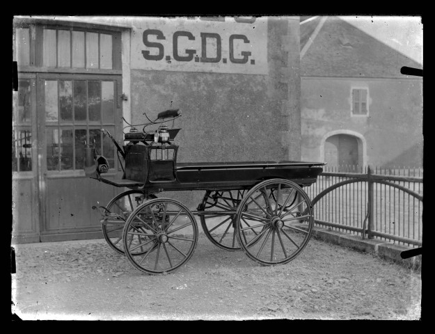 Voiture plateau hippomobile devant l'atelier de fabrication Carrosserie Bouveret à Andelot-en-Montagne.