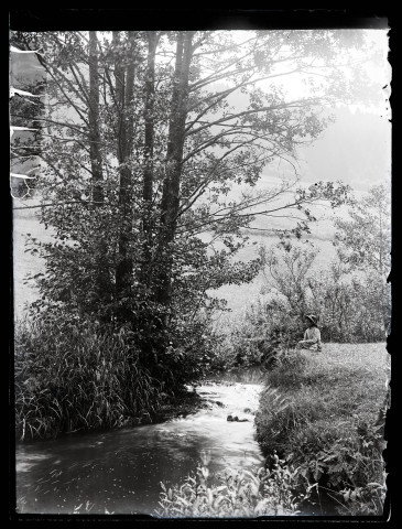 Jeune femme au bord des rives de l'Angillon, dans la vallée des Nans.